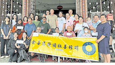 Photo of 明修善社移交援金 5500元惠8弱势者