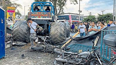 Photo of “怪兽卡车”冲撞人群 至少2死数十人伤