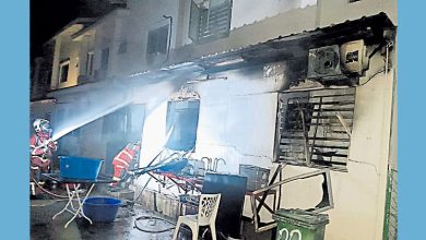 Photo of 双层排屋清晨失火 住户及时逃生无伤亡