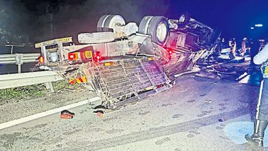 Photo of 罗里行驶途中翻覆 消拯员助司机跟车员脱困