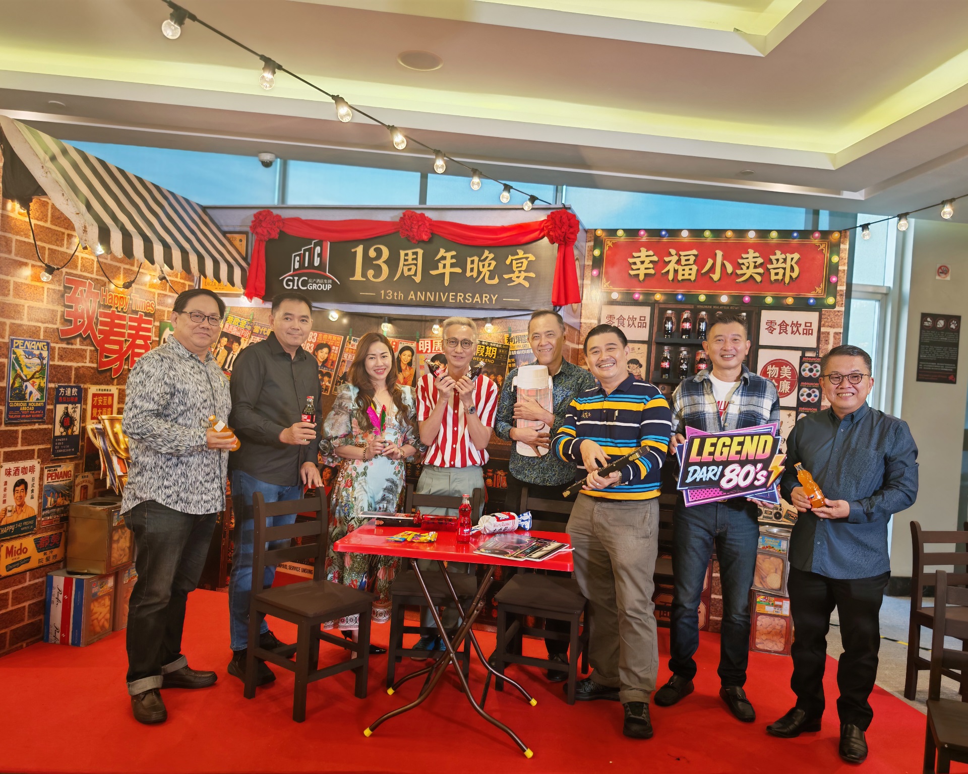 洪葆芩(左三)与嘉宾合影,右起为骆南胜、王健贤、陈富全、林子辉、宋明威,左起为王顺荣及黄基川。