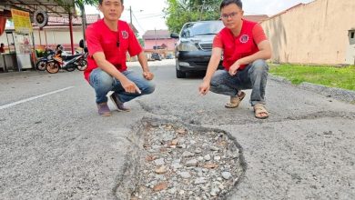 Photo of 铺路不到半年又现坑洞 距离华小仅80公尺