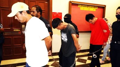 Photo of 甲洞肉骨茶店打人案〡戴手铐回避镜头 涉打人3嫌犯面控