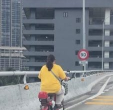 Photo of 骑电动摩哆闯大道! 女子没戴头盔悠闲骑行引热议