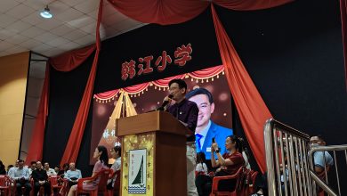 Photo of 韩江小学庆教师节 校长变身“情歌王子”