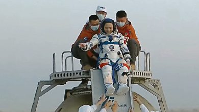 Photo of 3航天员状态良好 神舟22号飞船返回著陆