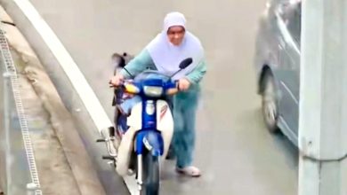 Photo of 塞车路上感人一幕 女子雨中推摩多遇好心人