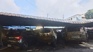 Photo of 组屋停车场失火 3车被烧毁 2车被波及