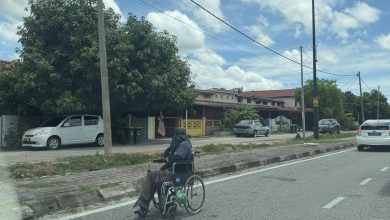 Photo of 轮椅男倒退滑行 前后都是车