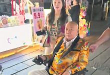 Photo of 黄一飞出行要靠电动轮椅