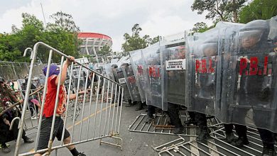 Photo of 场内场外两重天 抗议者同墨警方爆衝突