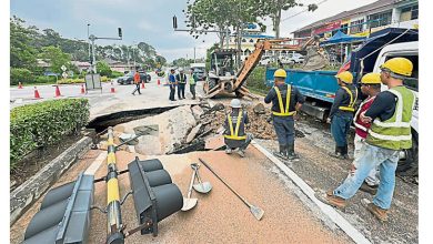 Photo of 甲武吉卡迪路交通灯处 水管爆地陷现大洞