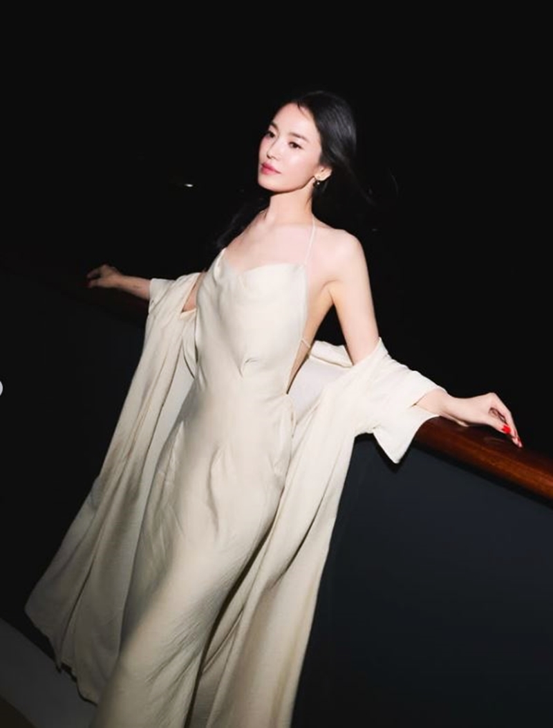 韩国女神宋慧乔今日无预警宣布与合作14年的经纪公司UAA（United Artists Agency）约满分道扬镳