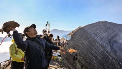 Photo of 印尼卡萨达节 村民向火山抛祭品