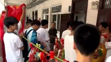 Photo of 谢师恩! 毕业生行“束脩之礼” 老师当场感动痛哭