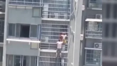 Photo of 3岁童爬出17楼窗外 父高空救子惊险万分