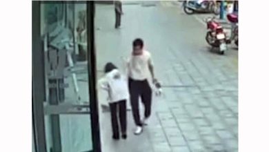 Photo of 无冤无仇! 男重拍背部折返出拳 老妇遭打倒地不起