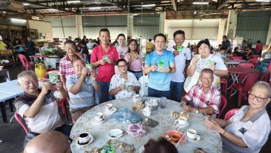 Photo of 派发1000份父亲节礼物 吴俊益走访社区送祝福