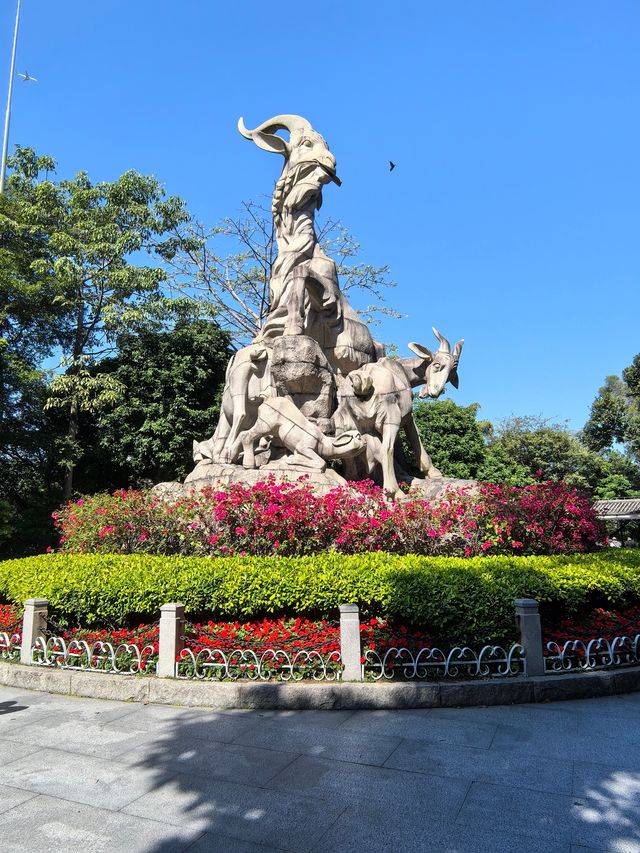 广州被称为“羊城”,标誌性的五羊雕塑(五羊石像)位於越秀区越秀公园内。这座建於1960年的巨型石雕由130多块花岗岩拼砌而成,生动还原了仙人赠谷的古老传说。