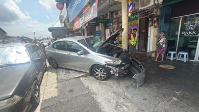 Photo of 误踩油门酿祸 老翁驾车撞店柱