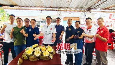 Photo of 连续5年回馈社会 太平果商宴请孤儿吃榴梿