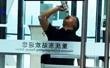 Photo of 重庆男子高铁安检遇阻 3分钟喝完整瓶茅台