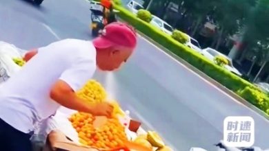 Photo of 摊贩口喷水保湿惹议 网傻眼：不敢买水果了