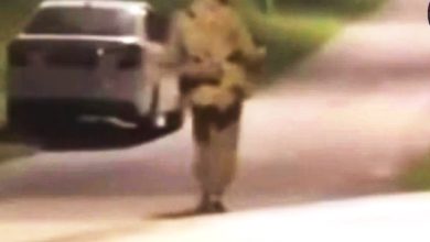 Photo of 穿军服持枪上街头 警追查男子身份