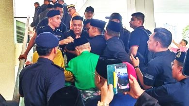 Photo of 【视频】森宫廷风波〡酒店外爆肢体冲突 支持者与警推撞