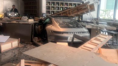 Photo of 61岁妇驾保时捷 错把油门当刹车 撞爆咖啡厅