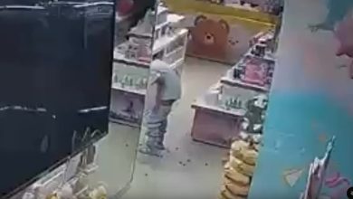 Photo of 熊孩子店内大便 父母装傻溜走 员工被迫清理直呼“心寒”