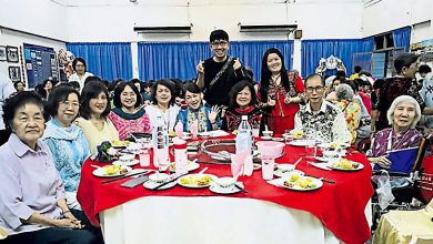 Photo of 槟华校友会红包派乐龄 庄慧贞:把孝心化行动