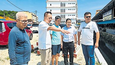 Photo of 文打烟小贩中心停车区地陷 建材送抵料年底修好