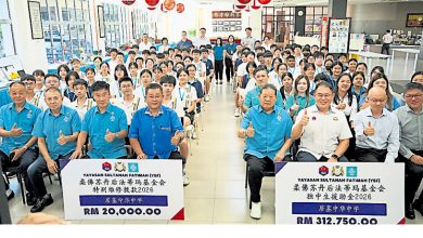 Photo of 林添顺代表州政府 逾31万移交銮中学生
