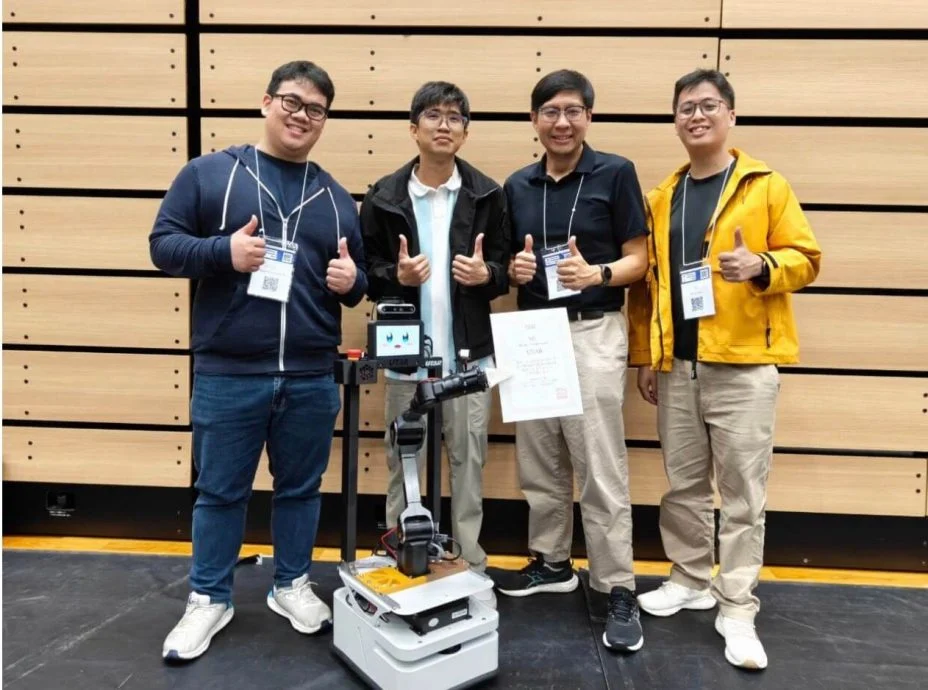 获奖团队成员周肯毅(左起)、沈盛伟、黄伟杰及林子铨与参赛机器人合影。(拉曼大学提供照片)