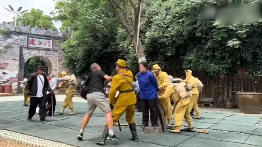 大叔突然情绪激动,翻过观众区冲向舞台,用脚飞踢“日军”演员,接著右拳打中对方脸颊上。