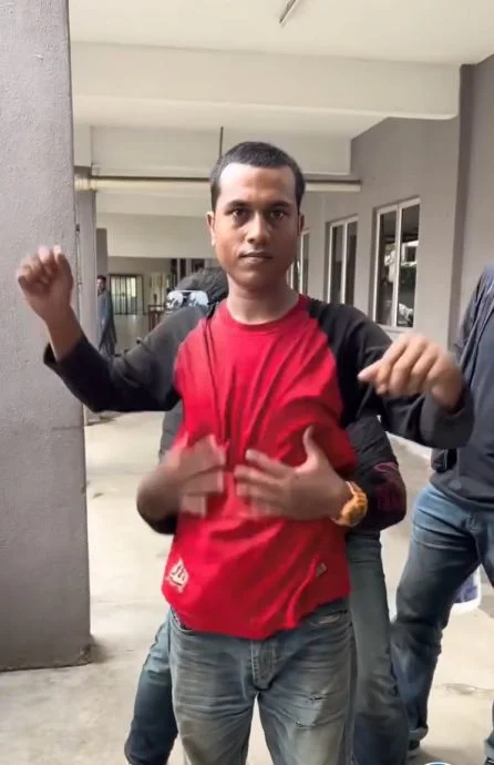 一行人“充公”罗兴亚男的两大瓶水后,还托起对方进行搜身。(视频截图)
