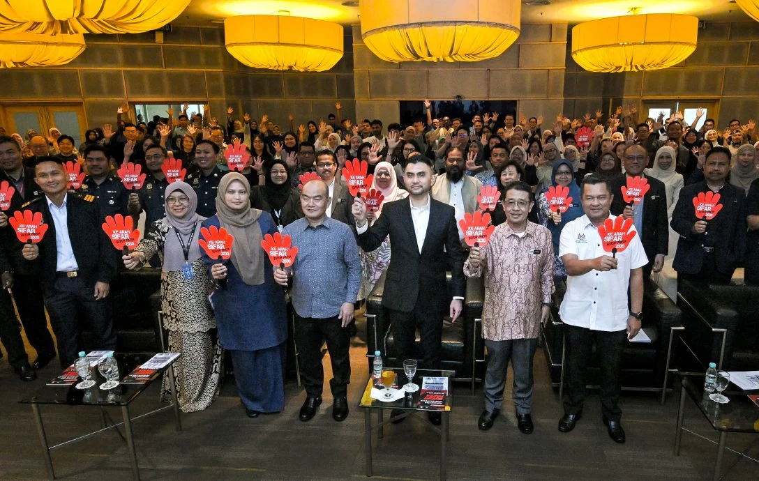凯鲁菲道斯（前排右三）出席全国防范及消除人口贩运与劳工剥削协同研讨会闭幕仪式。（马新社图）