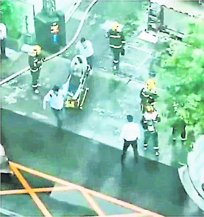 一名伤者上周五（26日）被送上救护车。北京朝阳官方上周六通报称，机师已死亡，另有13人受伤。（影片截图）