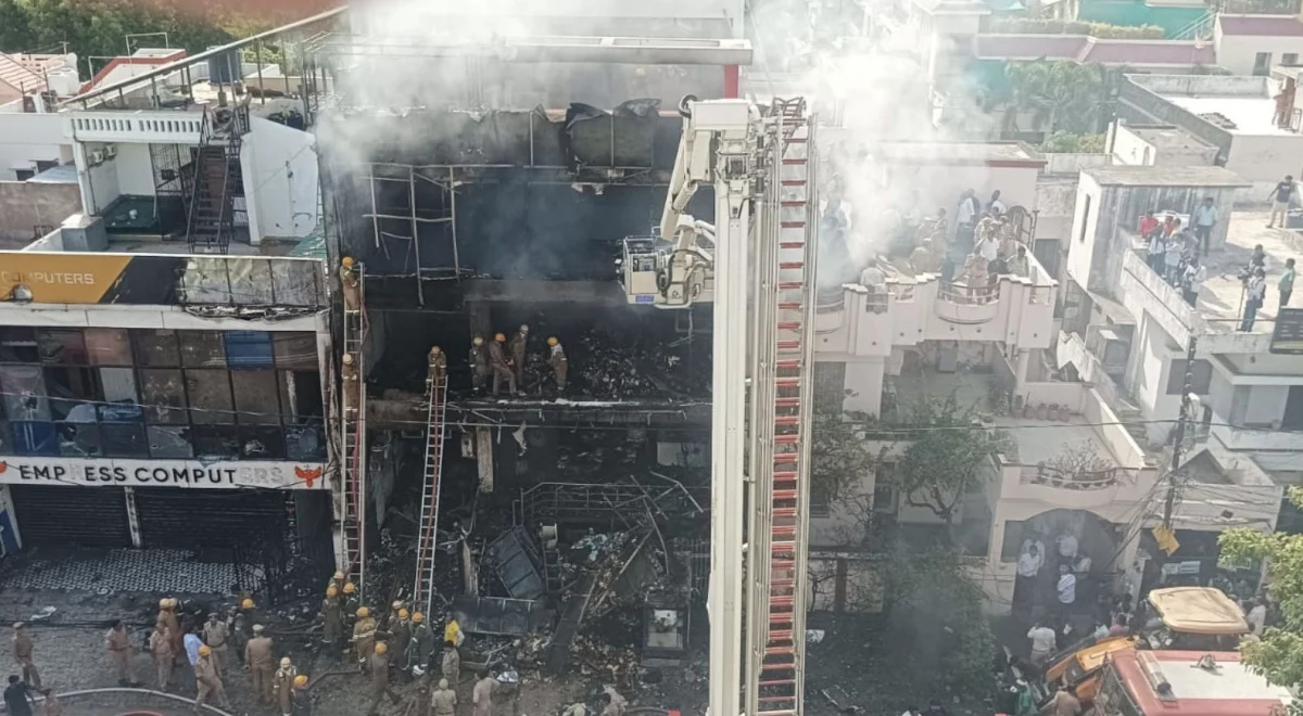 官员披露,消防部门下午3时接报,声称位于阿里甘杰警察局辖区内乌莎·梅塔路的一栋建筑物发生火灾。(互联网照片)
