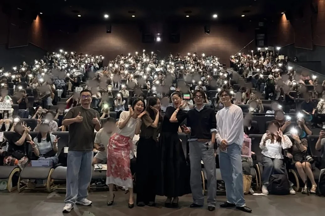 《Colony》在韩国票房势如破竹，导演延尚昊（左起）、金新绿、申铉彬、全智贤、具教焕及池昌旭，近期积极为电影谢票宣传。（取自IG）