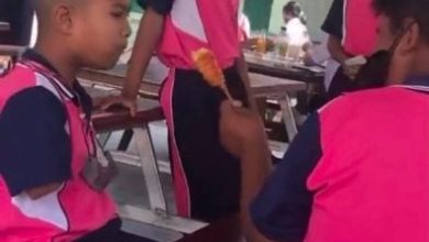 Photo of 好友无手难进食 同学甘当“双手”暖哭网民