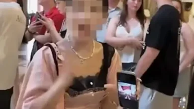 Photo of 巴黎歌剧院拍照起冲突 聋哑女网红亮五星旗惹议