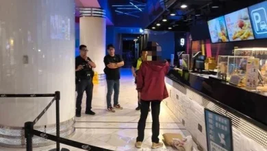 Photo of 要求戏院兑换电影海报 男子亮刀架颈与警对峙