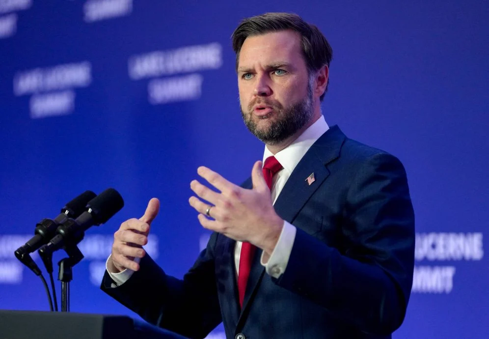 美国副总统万斯出席在瑞士举行的美伊高层对话后召开记者会交代谈判详情。（法新社照片）
