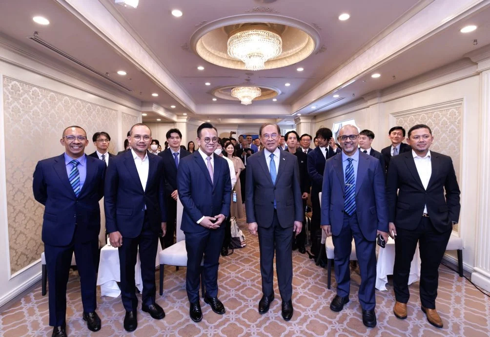 沈志强(前排左三起)随安华官访日本,他说,安华此行不仅关注大型投资和跨国企业,也为大马中小微型企业拓展国际市场开辟新商机。(企合部提供)