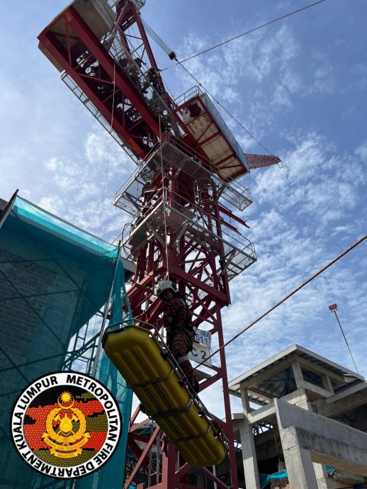 男子因身体虚弱受困在高处，无法自行离开，只能等待消拯人员救援。（消拯局照片）