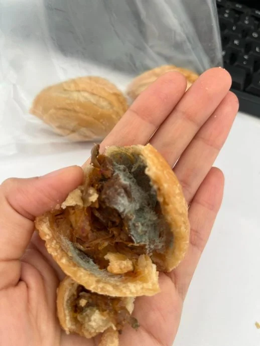 女子在市集购买的咖喱角内馅,竟发现厚厚的绿色霉菌,让她大喊恶心。(取自Threads)