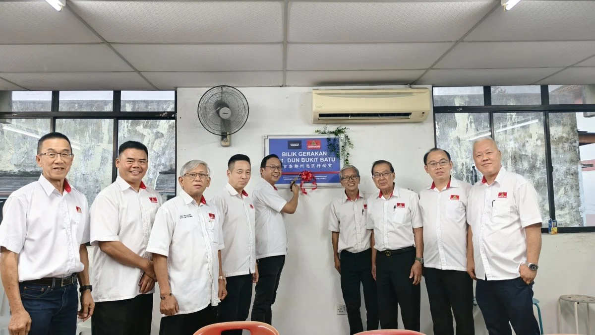 胡栋强（左四起）陪同刘华才，为民政党武吉峇都州选区竞选行动室主持剪彩仪式。右二起为邱孝利、张国智及黄庆松。（苏韵鸰摄）