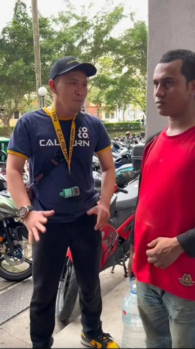 颈项挂着电子烟的男子直呼道,“这是马来西亚人的水,(你)不能拿知道吗!”。(视频截图)